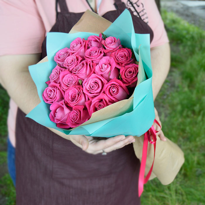 Букет из 19 розовых роз в крафте
