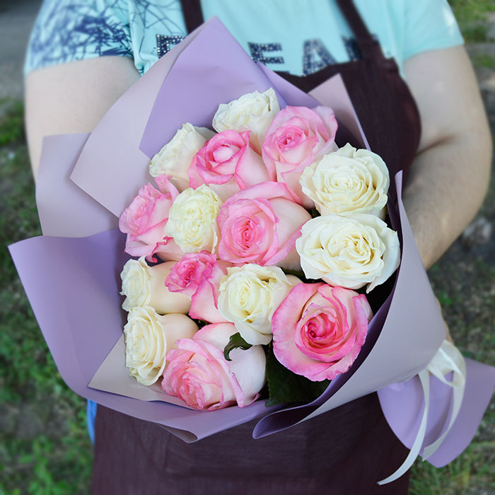Букет из 15 белых и розовых роз в упаковке